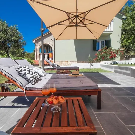 Apartment Dandy With Pool 2 Bedrooms