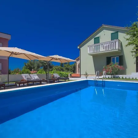 Apartment Dandy With Pool 2 Bedrooms *