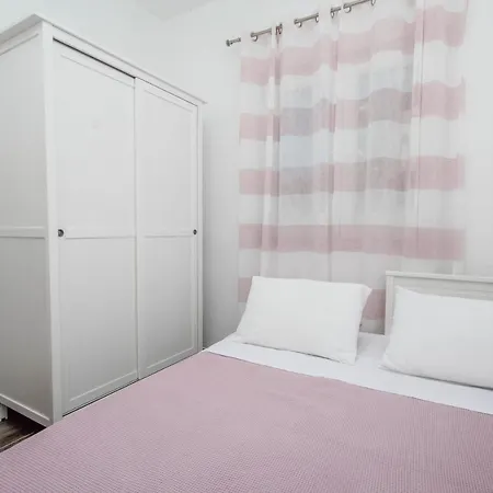 Apartment Dandy With Pool 2 Bedrooms *